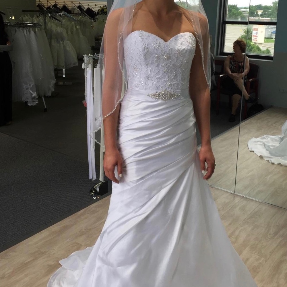 Enzoani beautiful white wedding dress